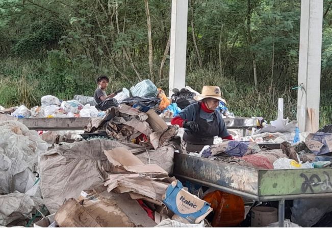 Prefeitura de Cananéia visita cooperativa de coleta seletiva em Cajati