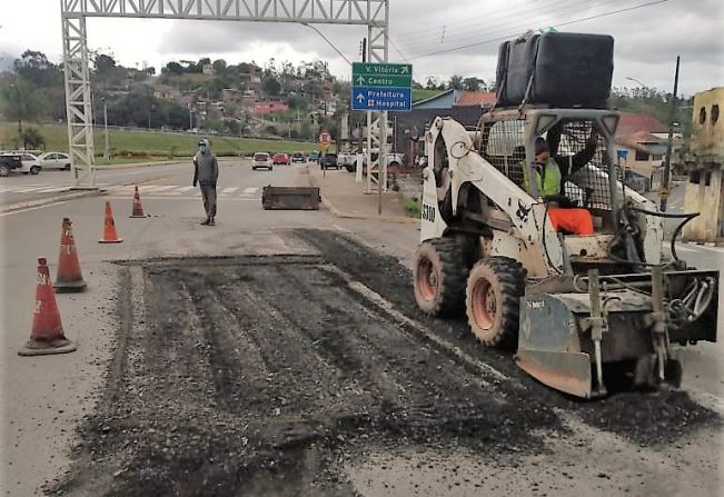 Prefeitura realiza Operação “Tapa Buracos” na rua Takashi Fukuda e entrada da cidade