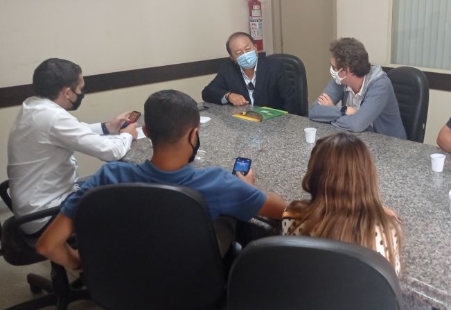 Prefeito Luiz Henrique recebe em seu gabinete liderança da Casa da Juventude