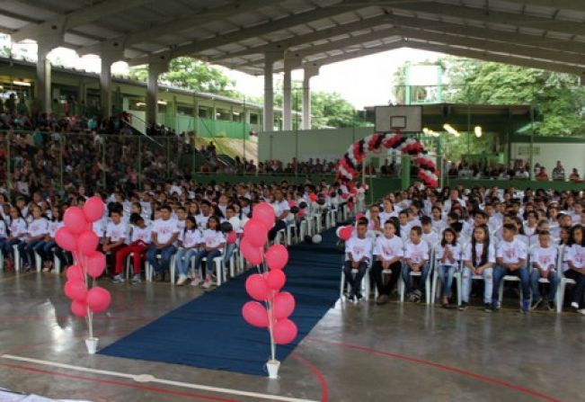 Alunos das escolas municipais participam da formatura do PROERD