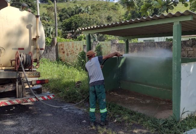 Serviços Municipais realiza melhorias na estrada Manoel Gomes nesta segunda-feira, 18 de abril