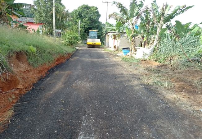 Serviços Municipais realiza manutenção na estrada do bairro Cortesia