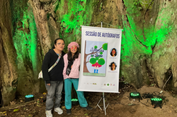 Foto - Sessão de Autógrafos - Árvore Guararema