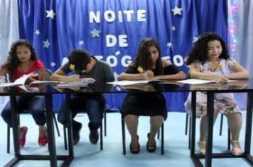 Foto - Noite de Autógrafos com Alunos Escritores