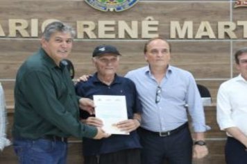 Foto - Entrega de Títulos de Regularização Fundiária - Bairro Parafuso