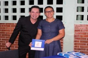 Foto - Noite de Autógrafos com Alunos Escritores