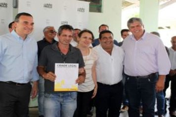Foto - Entrega de Títulos de Regularização Fundiária