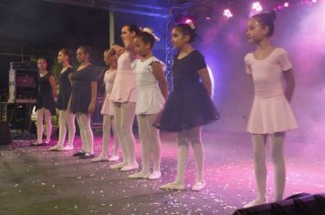 Foto - Cajati comemora o Dia Internacional da Dança apresentando um espetáculo na Praça da Bíblia