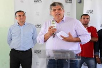 Foto - Entrega de Títulos de Regularização Fundiária