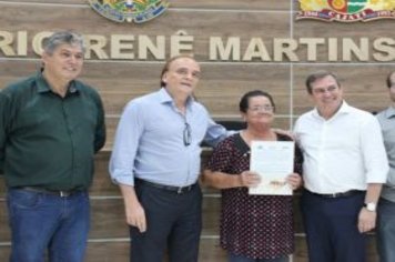 Foto - Entrega de Títulos de Regularização Fundiária - Bairro Parafuso