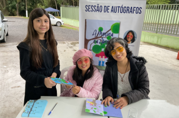 Foto - Sessão de Autógrafos - Árvore Guararema