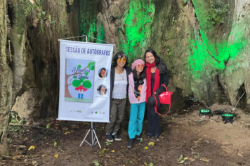 Foto - Sessão de Autógrafos - Árvore Guararema