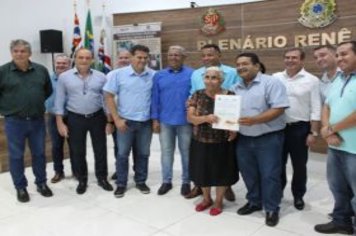 Foto - Entrega de Títulos de Regularização Fundiária - Bairro Parafuso