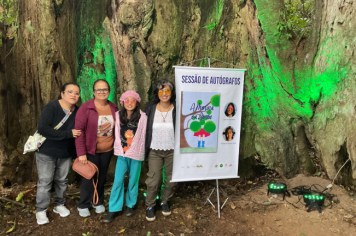 Foto - Sessão de Autógrafos - Árvore Guararema