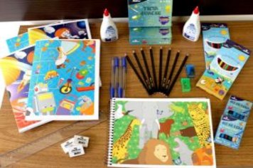 Alunos das escolas municipais de Cajati ganham os kits de material escolar