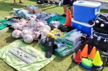 Prefeitura de Cajati beneficia Projeto Meninos da Bola com uniformes, acessórios e suprimentos esportivos