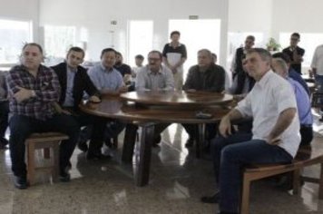 Secretário especial de Assuntos Fundiários do governo federal visita produtores em Cajati