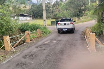 Serviços públicas confecciona corrimão na ponte do bairro Lavras