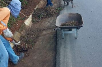 Prefeitura de Cajati realiza varrição manual das vias, capinação e pinturas de meio fio