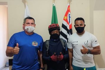 Cajati recebe a visita do ciclista Neguinho do asfalto