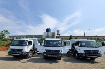  Cajati acaba de adquirir com recursos próprios três caminhões zero quilômetros para manutenção das zonas rurais e urbanas do Município