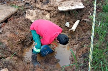 Serviço de manutenção da caixa de esgoto da unidade de saúde foi realizado nesta segunda-feira, 18 de abril