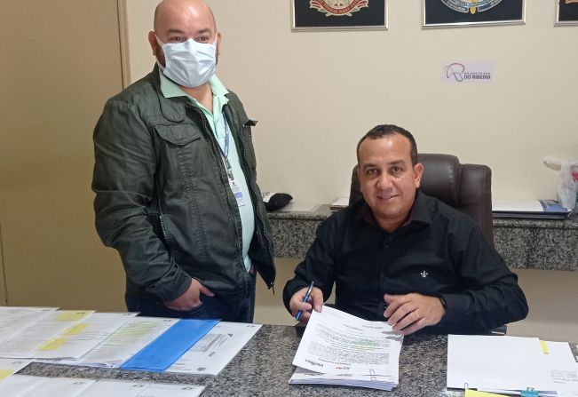  Prefeito assina 172 títulos de propriedades de Cajati