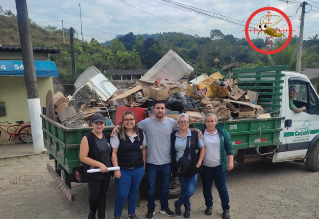 Secretarias de Saúde e Serviços Públicos realizam mutirão de limpeza em combate a Dengue na Vila Tatu