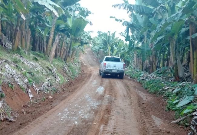 Serviços Municipais está realizando manutenções nas estradas dos bairros Julho e Areia Preta