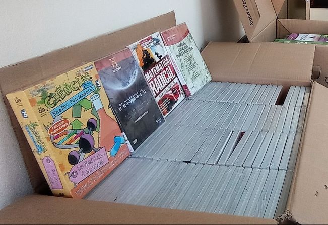 Departamento de Educação e Cultura recebe doação de livros do SESI Registro