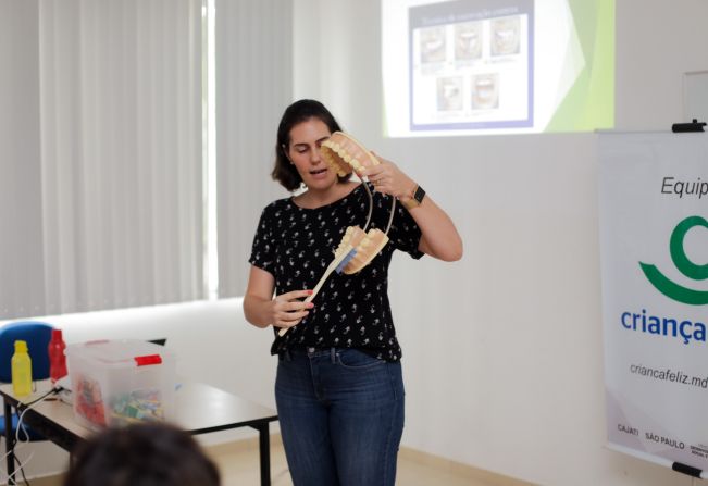 Famílias acompanhadas pelo Programa Criança Feliz participam de palestra sobre  Saúde Bucal no Fundo Social de Solidariedade de Cajati