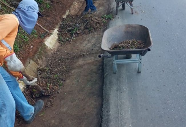 Prefeitura de Cajati realiza varrição manual das vias, capinação e pinturas de meio fio