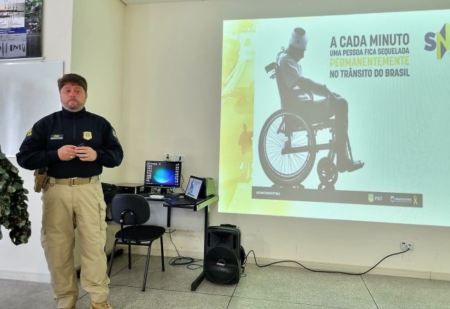 Motoristas da Garagem Municipal recebem orientações sobre segurança no trânsito pela Polícia Federal Rodoviária na manhã desta terça-feira (4/10)