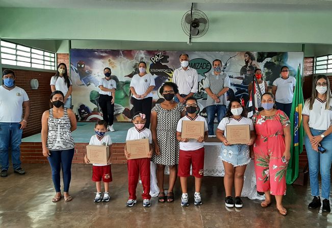 Alunos das escolas municipais de Cajati recebem os kits de material escolar