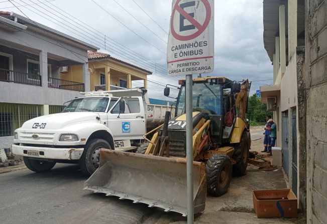 Prefeito Luiz Henrique Koga visita a obra de recapeamento asfáltico no Parafuso