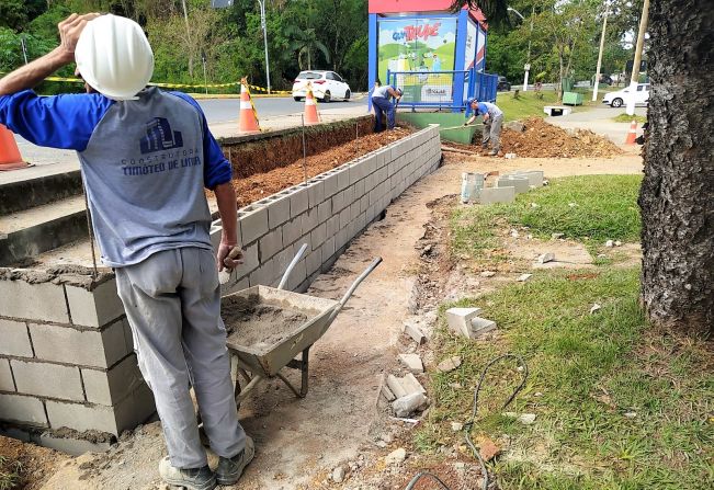 Prefeitura de Cajati realiza obra no pátio da feira de Cajati
