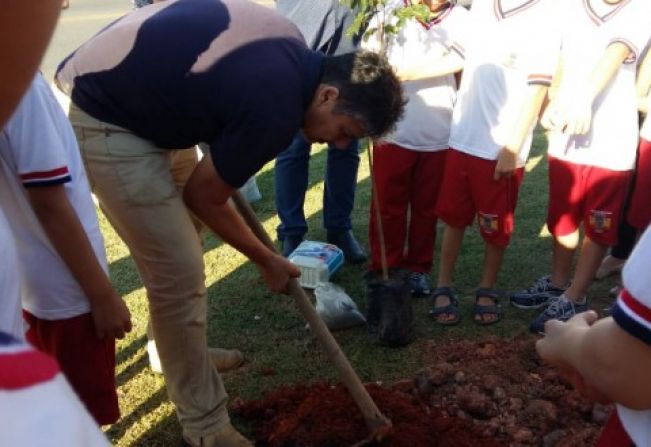 Crianças fazem homenagem ao Dia da Árvore