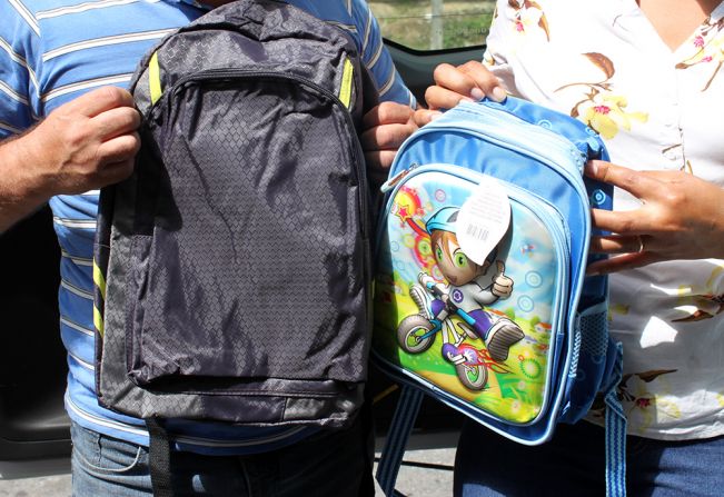 Fundo Social de Cajati doa 900 mochilas para famílias carentes